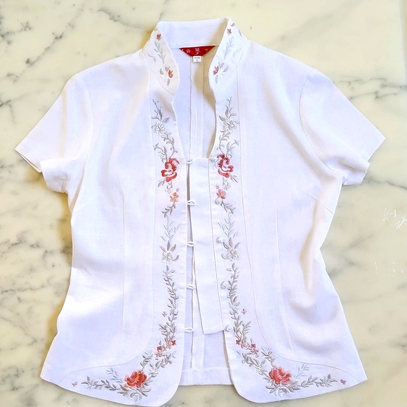 NWOT. Linen and Cotton Top w/Multicolor Embroidered Flowers & Handmade Buttons. - Picture 4 of 8